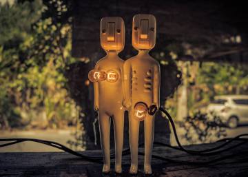 Los algoritmos tienen prejuicios: ellos son informáticos y ellas, amas de casa