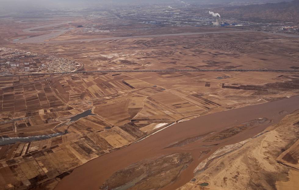 El río Amarillo pasa contaminado por la ciudad de Baotou, en la Mongolia interior.