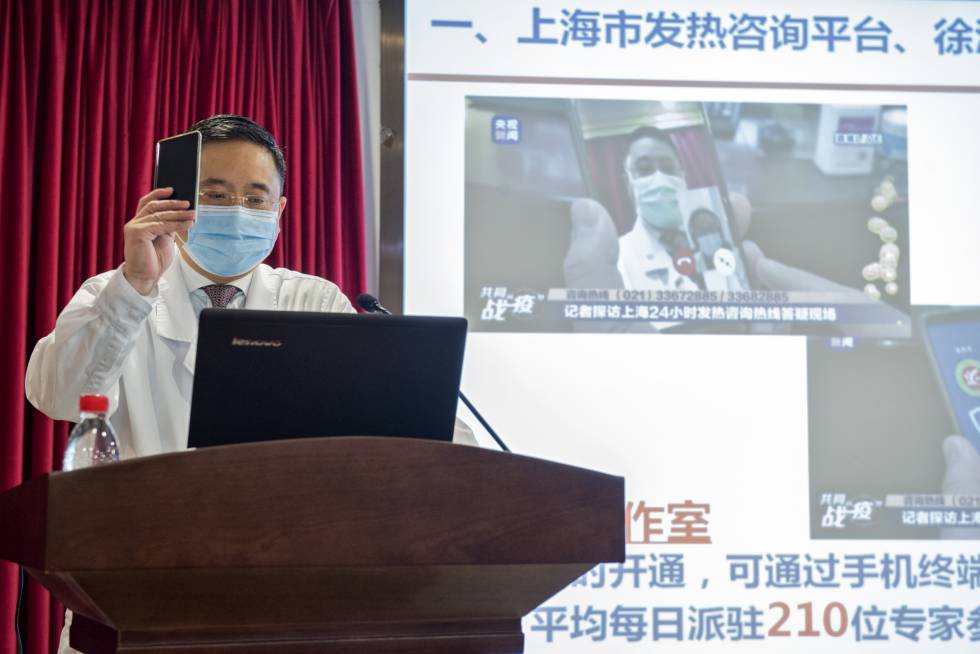 Jian Zhou explica el funcionamiento del sistema de telemedicina del Hospital de Xuhui, en Shanghái.