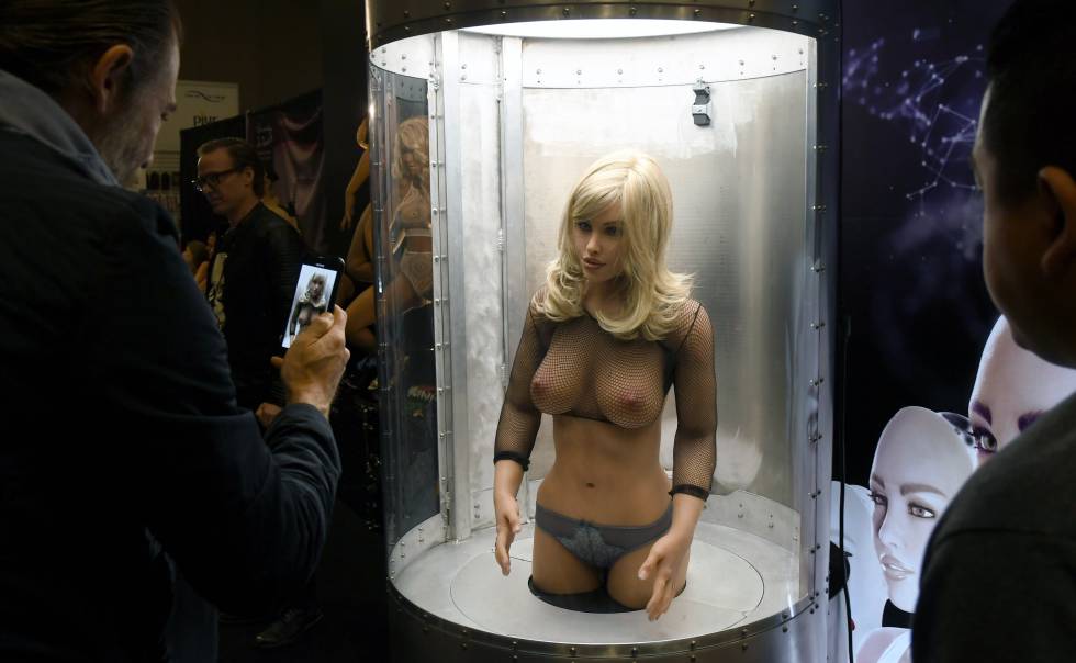 Asistentes a la feria 2020 AVN Adult Entertainment Expo, en Las Vegas, observan una muñeca-robot sexual customizable Harmony RealDoll.