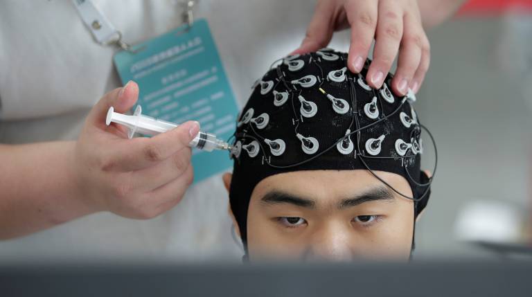 Así funcionan los dispositivos que leen y modifican el cerebro para mejorar capacidades humanas