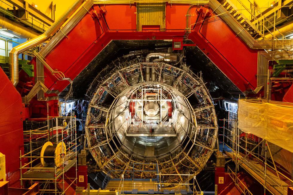 Sección del acelerador de partículas del CERN en Meyrin, Suiza, que con más de 27 km de circunferencia es la máquina más grande jamás construida por el ser humano.