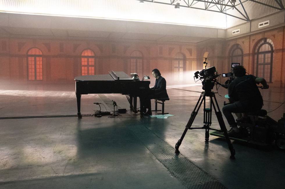 Nick Cave a solas en Alexandra Palace, Londres, con su piano mientras una cámara le filma para el concierto en 'streaming'. Fue el 23 de julio.