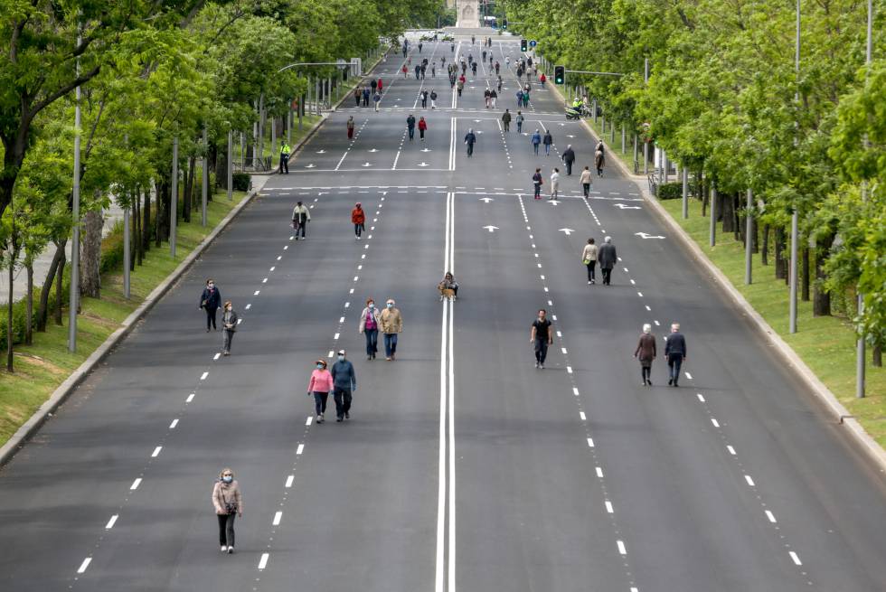 Peatones pasean en mayo por el Paseo de la Castellana, en Madrid, que se cerró al tráfico.